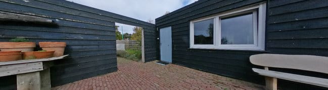 Het erf, berging en de achtergevel