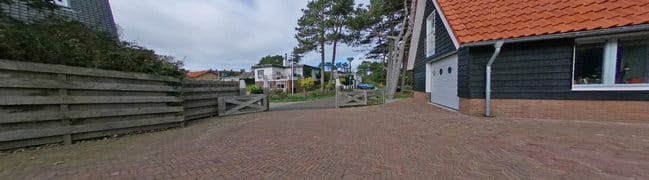 Op weg naar de entree.