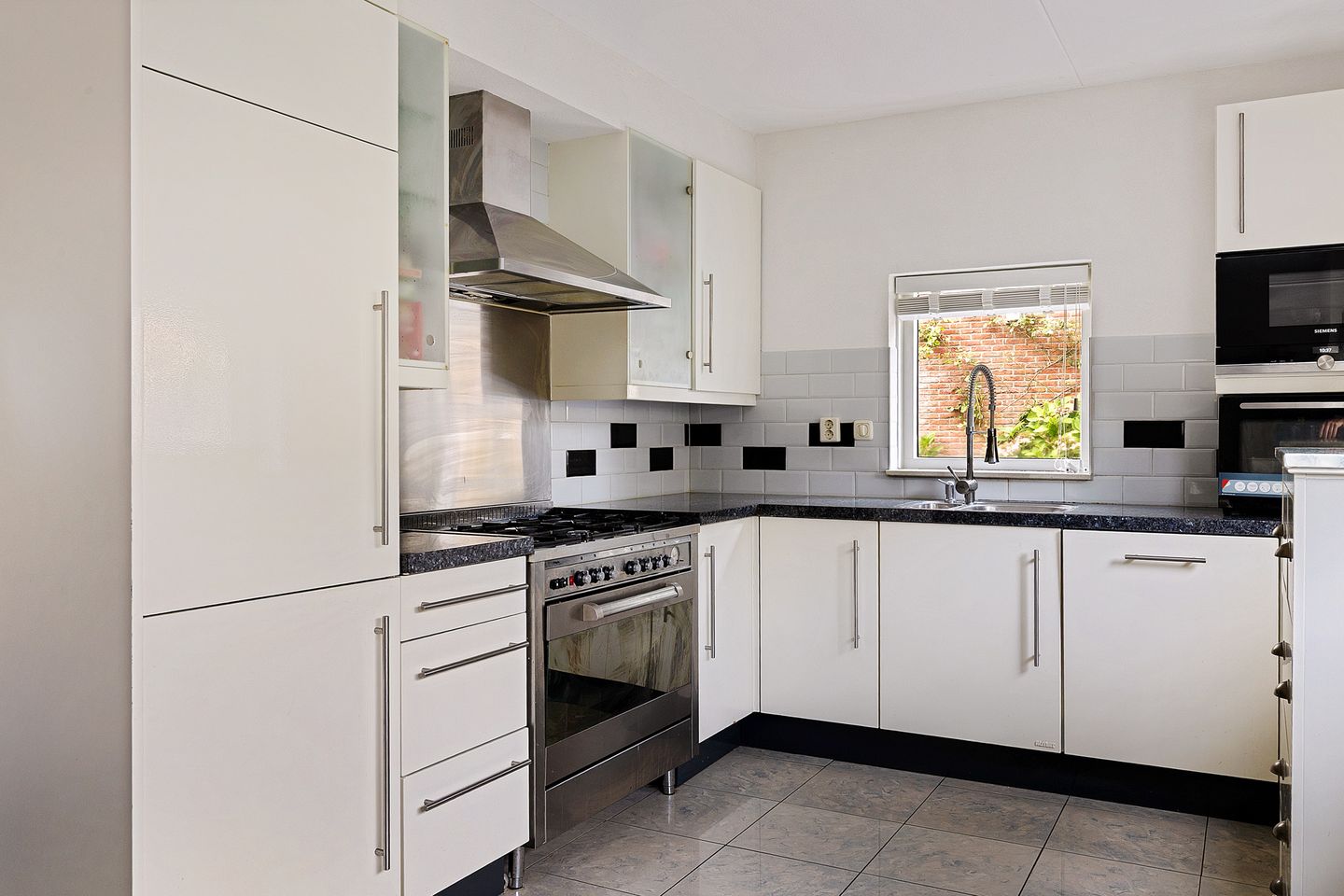 Foto 10 van Johan Ellenbergerstraat 4