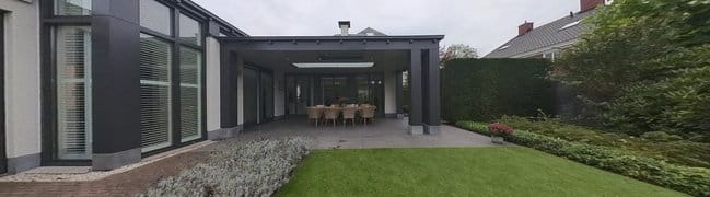 Achtertuin met overkapping