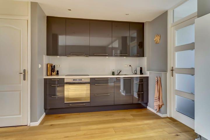 Photo 9 of Van der Duyn van Maasdamstraat 22