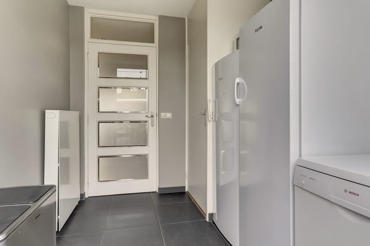 Photo 13 of Van der Duyn van Maasdamstraat 22