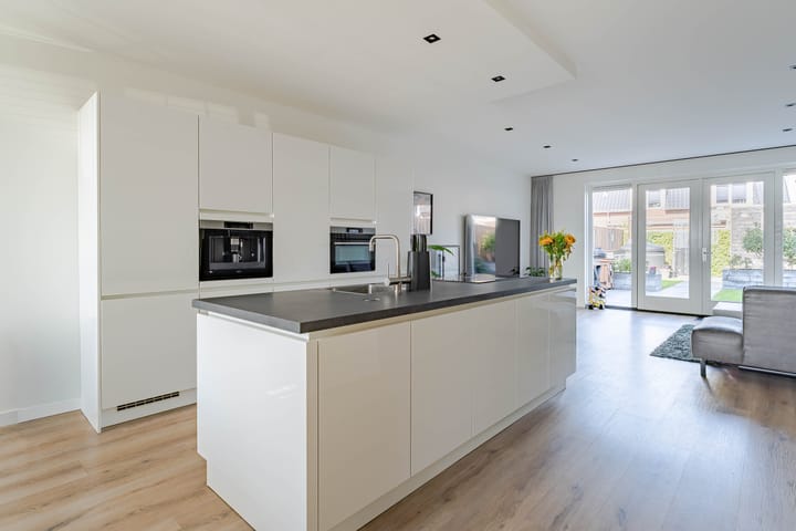 Photo 7 of Wilgenroos 49