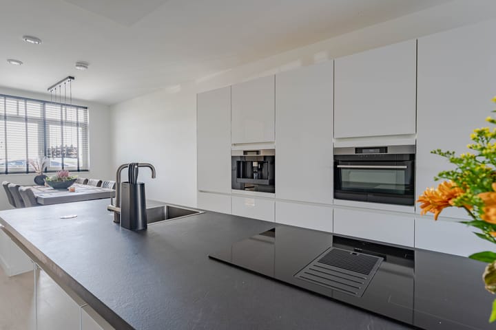 Photo 9 of Wilgenroos 49