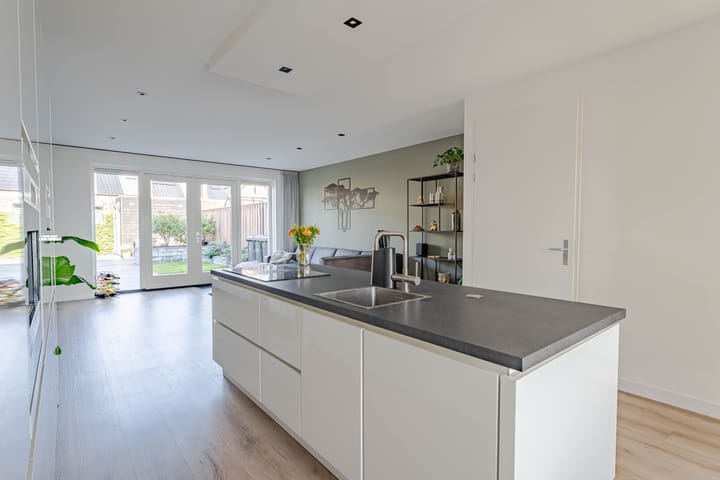 Photo 11 of Wilgenroos 49