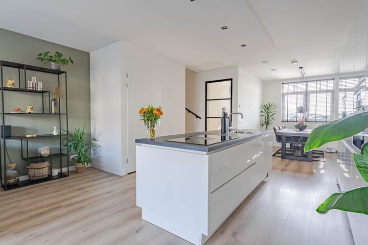 Photo 15 of Wilgenroos 49