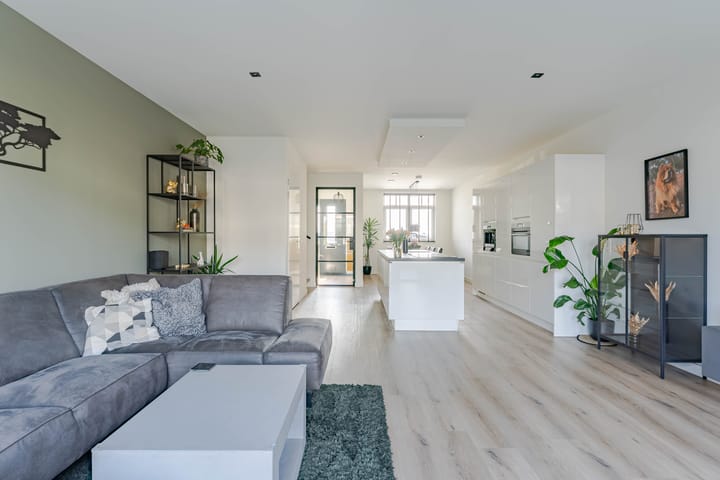 Photo 14 of Wilgenroos 49