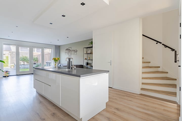 Photo 16 of Wilgenroos 49