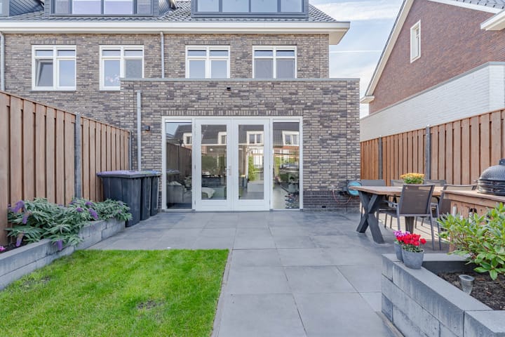 Photo 33 of Wilgenroos 49