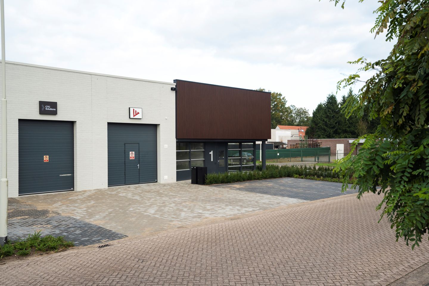 Bekijk foto 3 van Bedrijvenweg 1