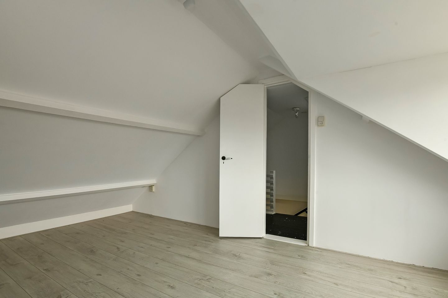 Photo 35 of Verhulststraat 4