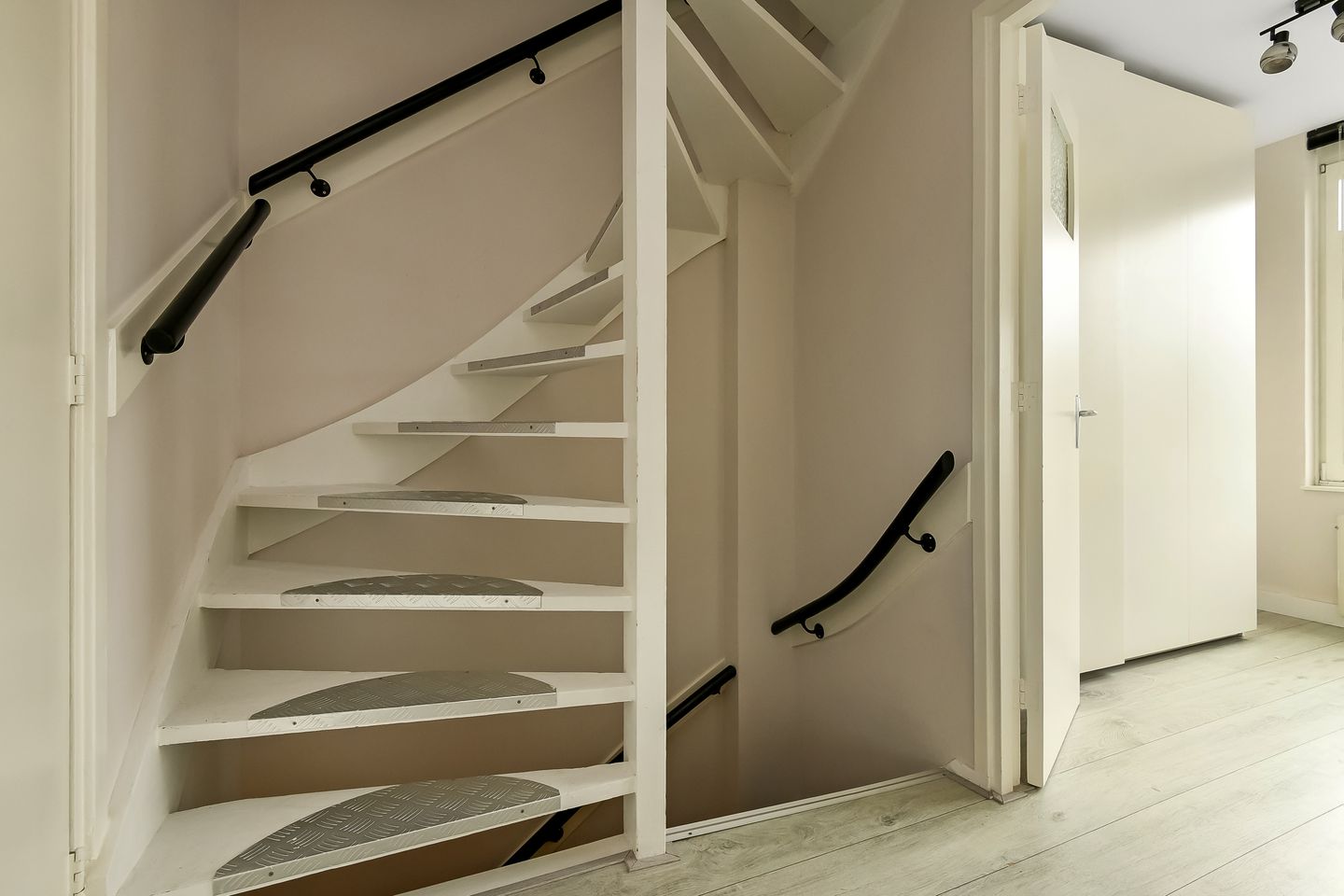 Photo 19 of Verhulststraat 4