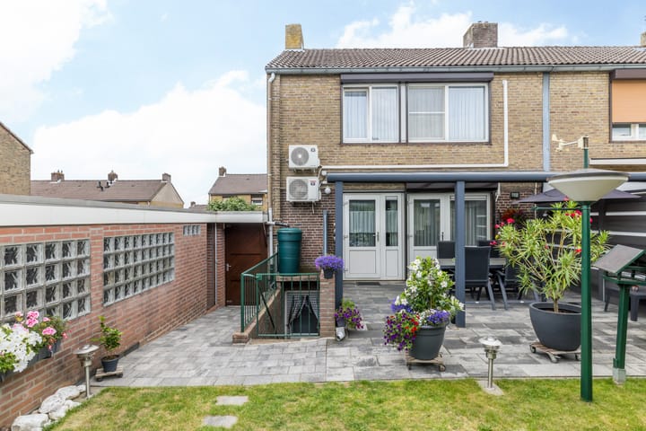 Photo 32 of Schoutstraat 14