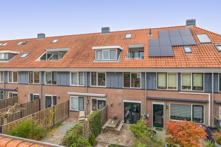 Photo 2 of Warmoezenierstraat 23