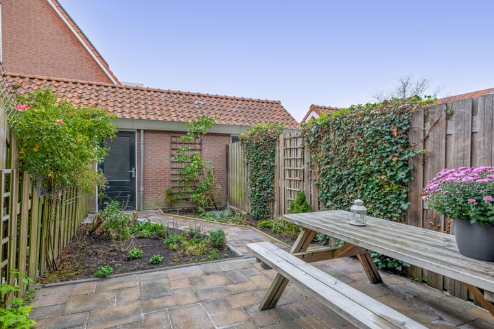 Photo 3 of Warmoezenierstraat 23