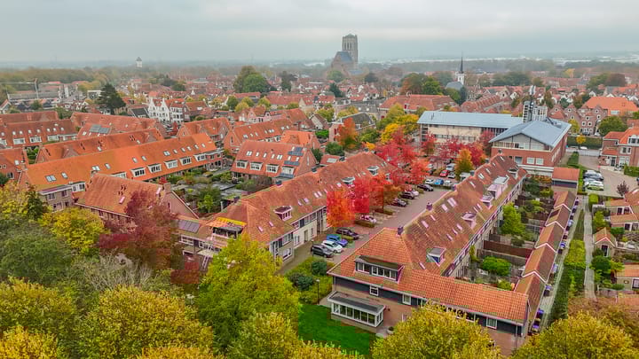 Photo 4 of Warmoezenierstraat 23