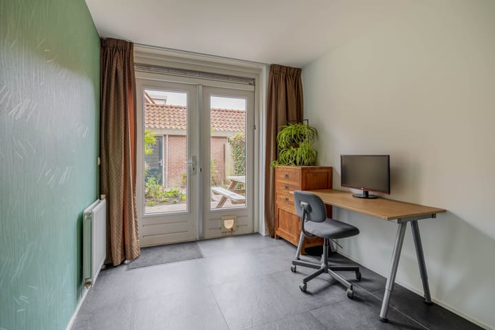 Photo 7 of Warmoezenierstraat 23