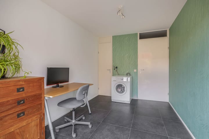 Photo 8 of Warmoezenierstraat 23