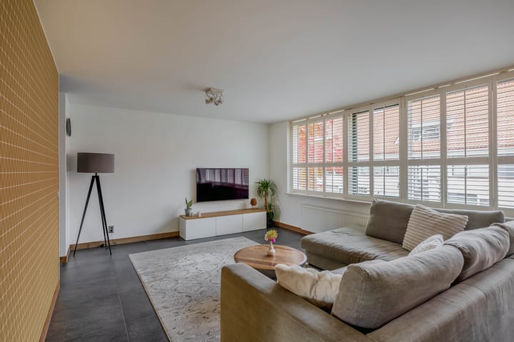 Photo 11 of Warmoezenierstraat 23