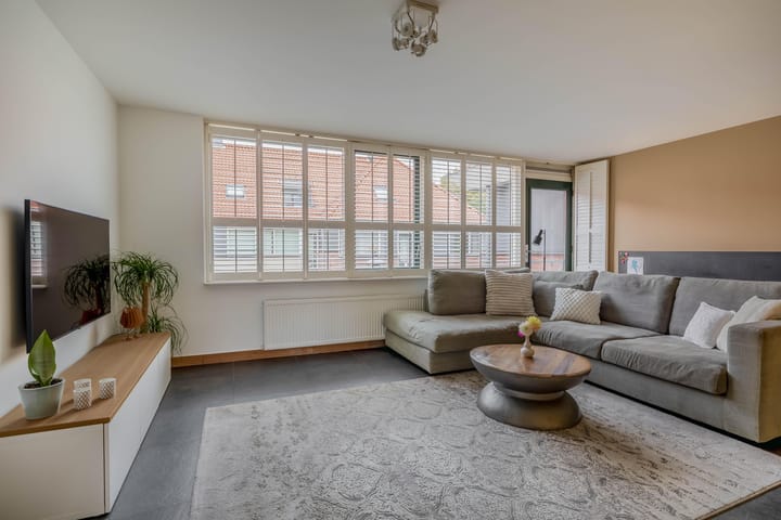 Photo 14 of Warmoezenierstraat 23