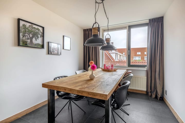 Photo 16 of Warmoezenierstraat 23