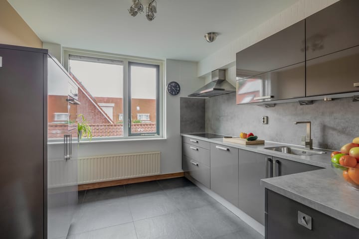 Photo 18 of Warmoezenierstraat 23