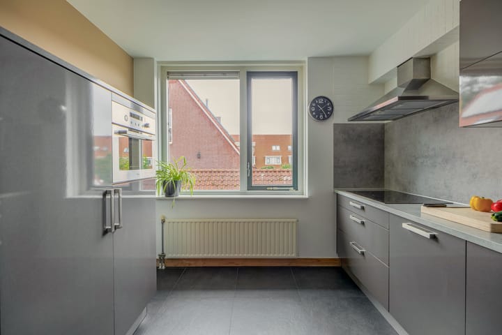 Photo 19 of Warmoezenierstraat 23