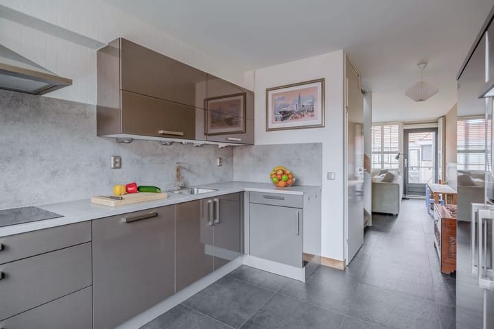 Photo 20 of Warmoezenierstraat 23