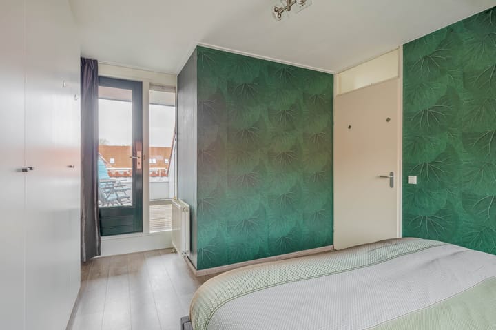 Photo 27 of Warmoezenierstraat 23