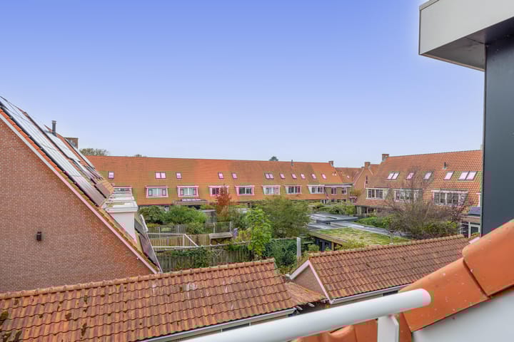 Photo 29 of Warmoezenierstraat 23