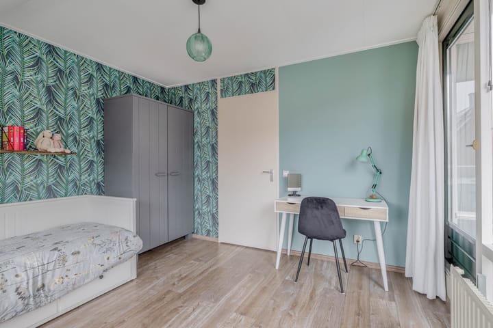 Photo 31 of Warmoezenierstraat 23