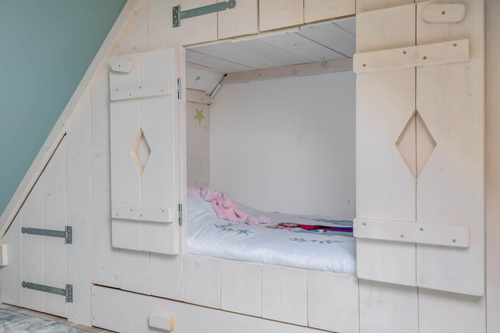 Photo 36 of Warmoezenierstraat 23