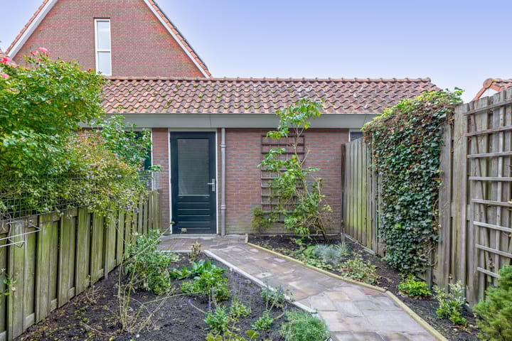 Photo 38 of Warmoezenierstraat 23