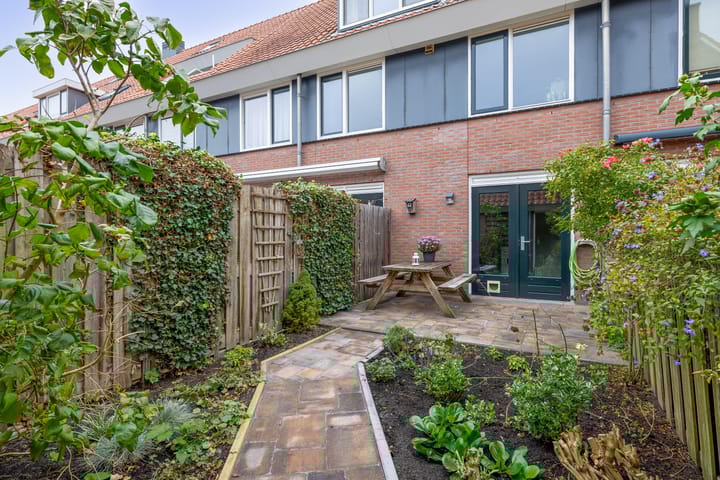 Photo 39 of Warmoezenierstraat 23