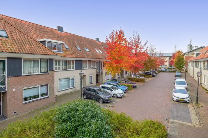 Photo 41 of Warmoezenierstraat 23