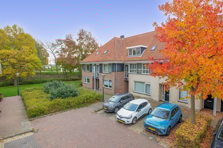 Photo 42 of Warmoezenierstraat 23