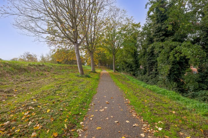 Photo 51 of Warmoezenierstraat 23