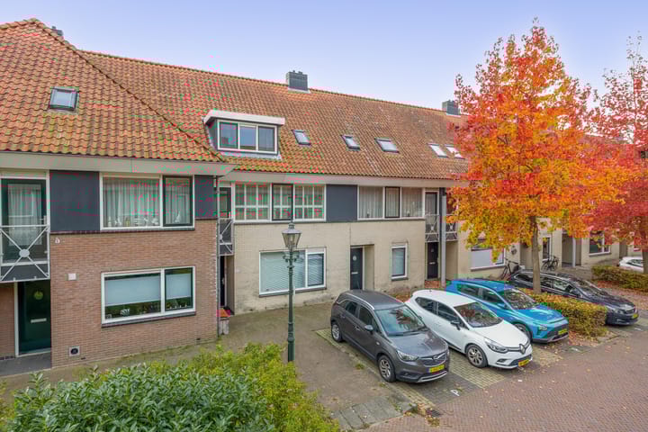 Photo 40 of Warmoezenierstraat 23