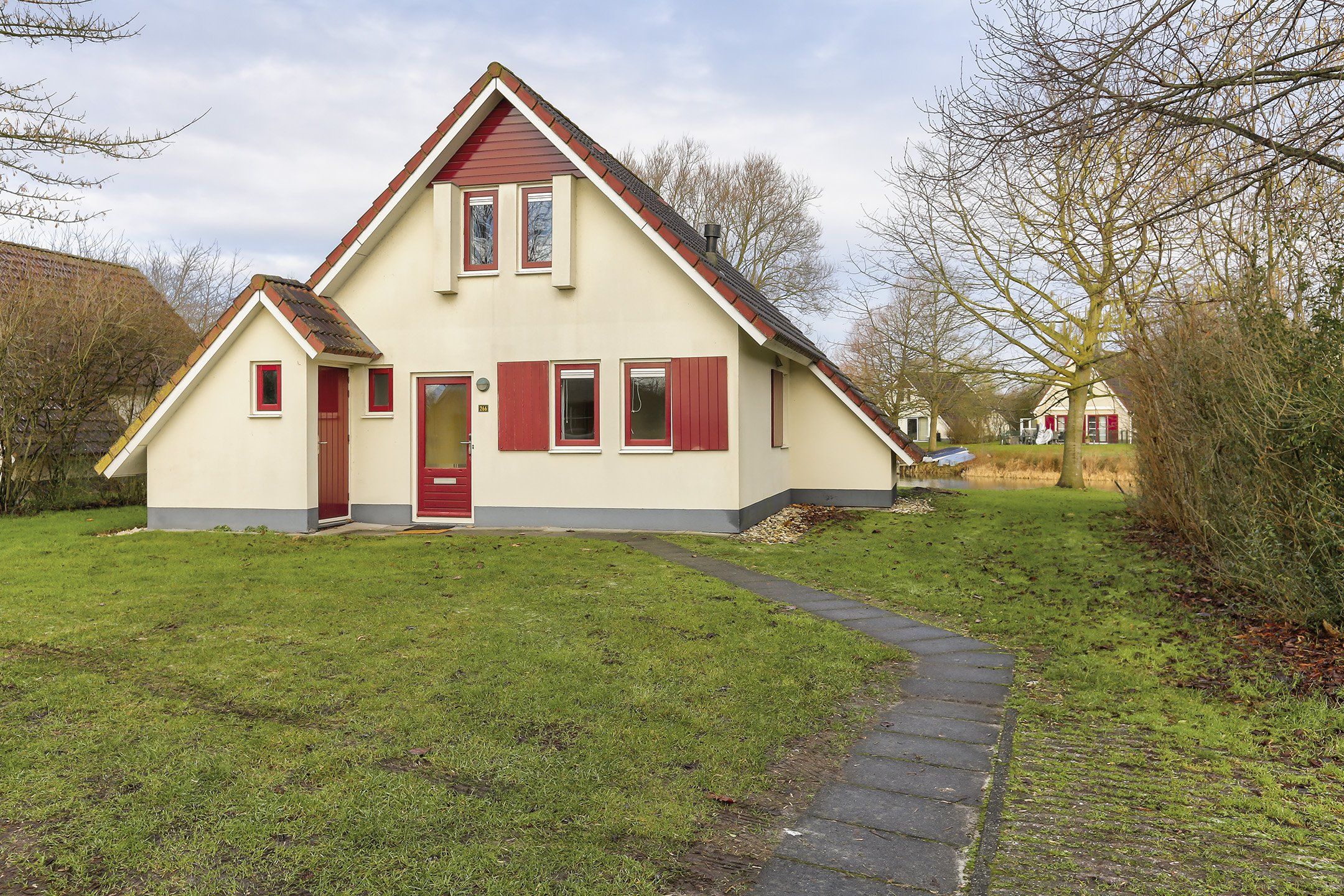 3-bedroom freehold villa in Emmen — photo 3 of 5