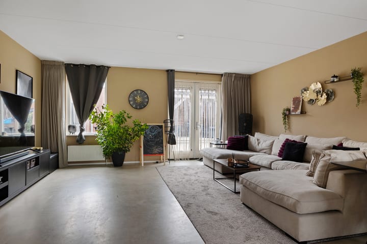 Photo 2 of Hondsrooswal 13