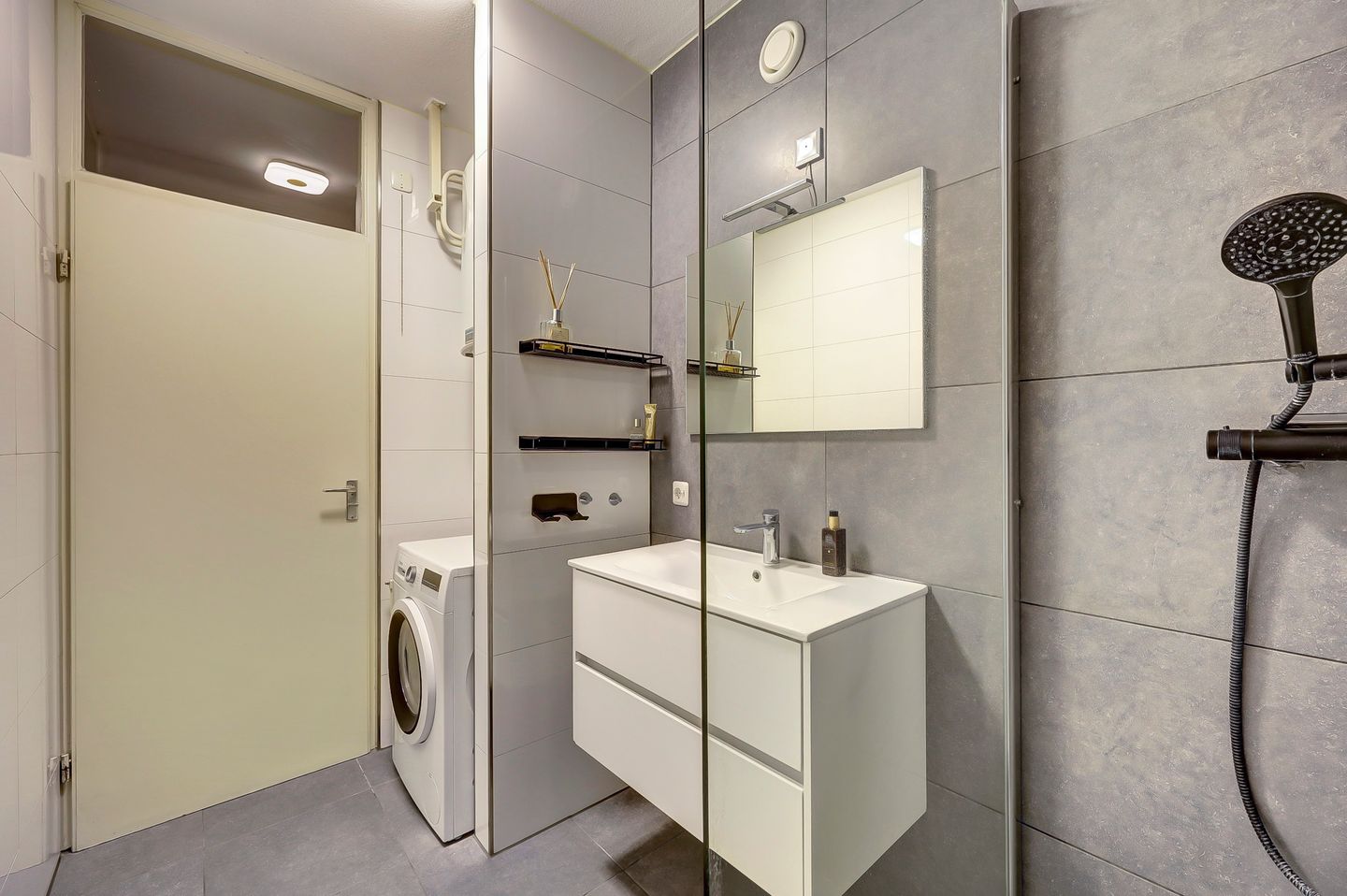 Photo 19 of Heutinkstraat 145