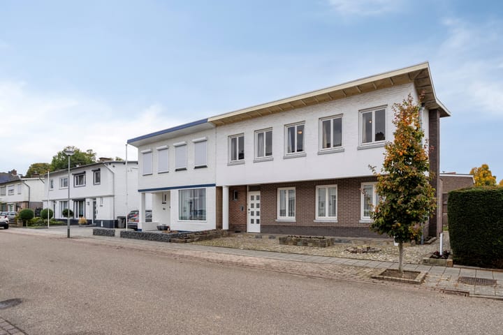 Photo 39 of Graaf van Bronkhorststr 11