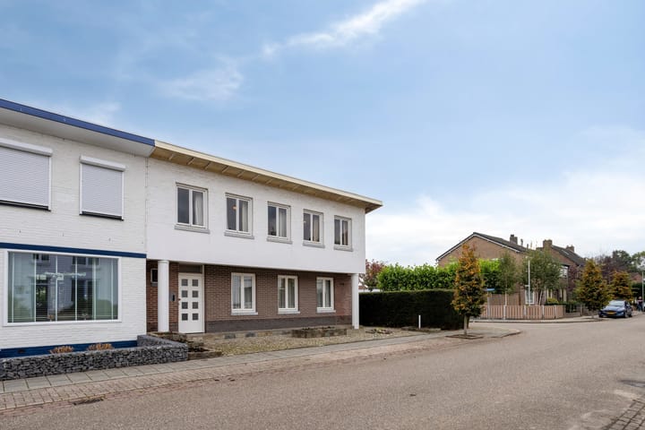 Photo 40 of Graaf van Bronkhorststr 11