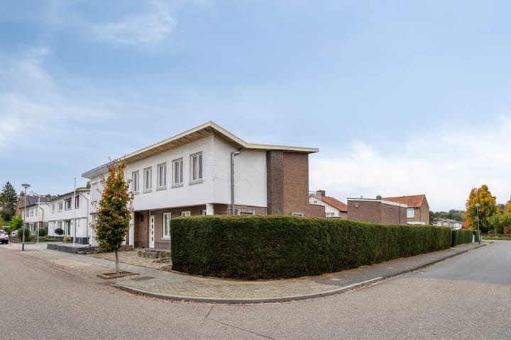 Photo 41 of Graaf van Bronkhorststr 11