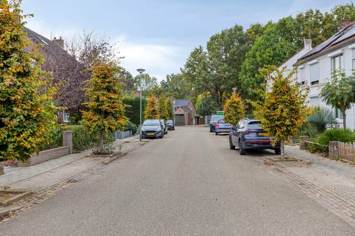 Photo 43 of Graaf van Bronkhorststr 11