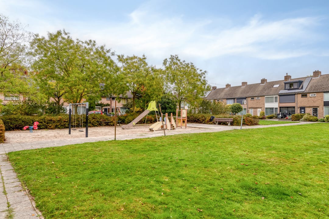 Photo 2 of Adelaertstraat 25