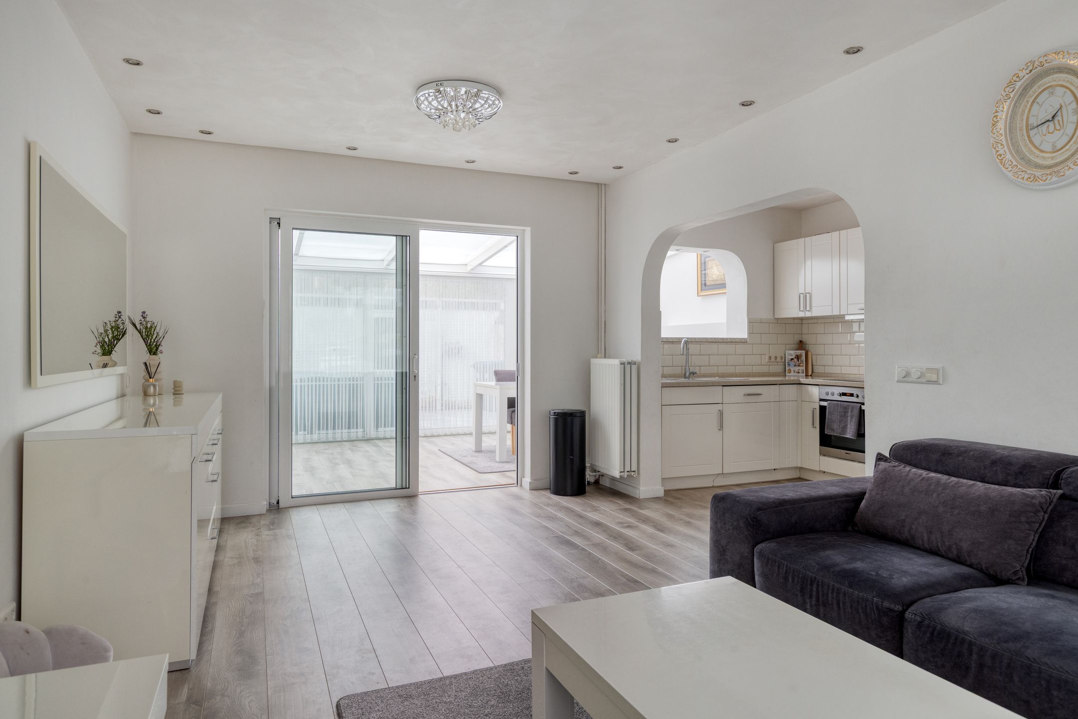 Photo 6 of Adelaertstraat 25