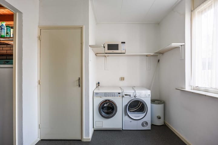 Photo 16 of Plantsoenstraat 7