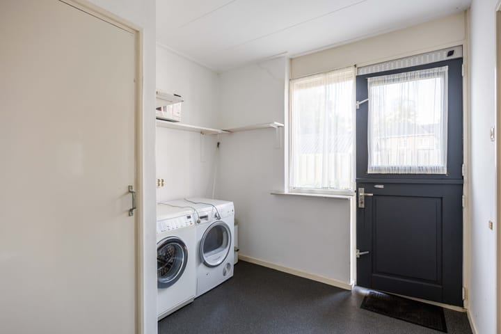 Photo 17 of Plantsoenstraat 7