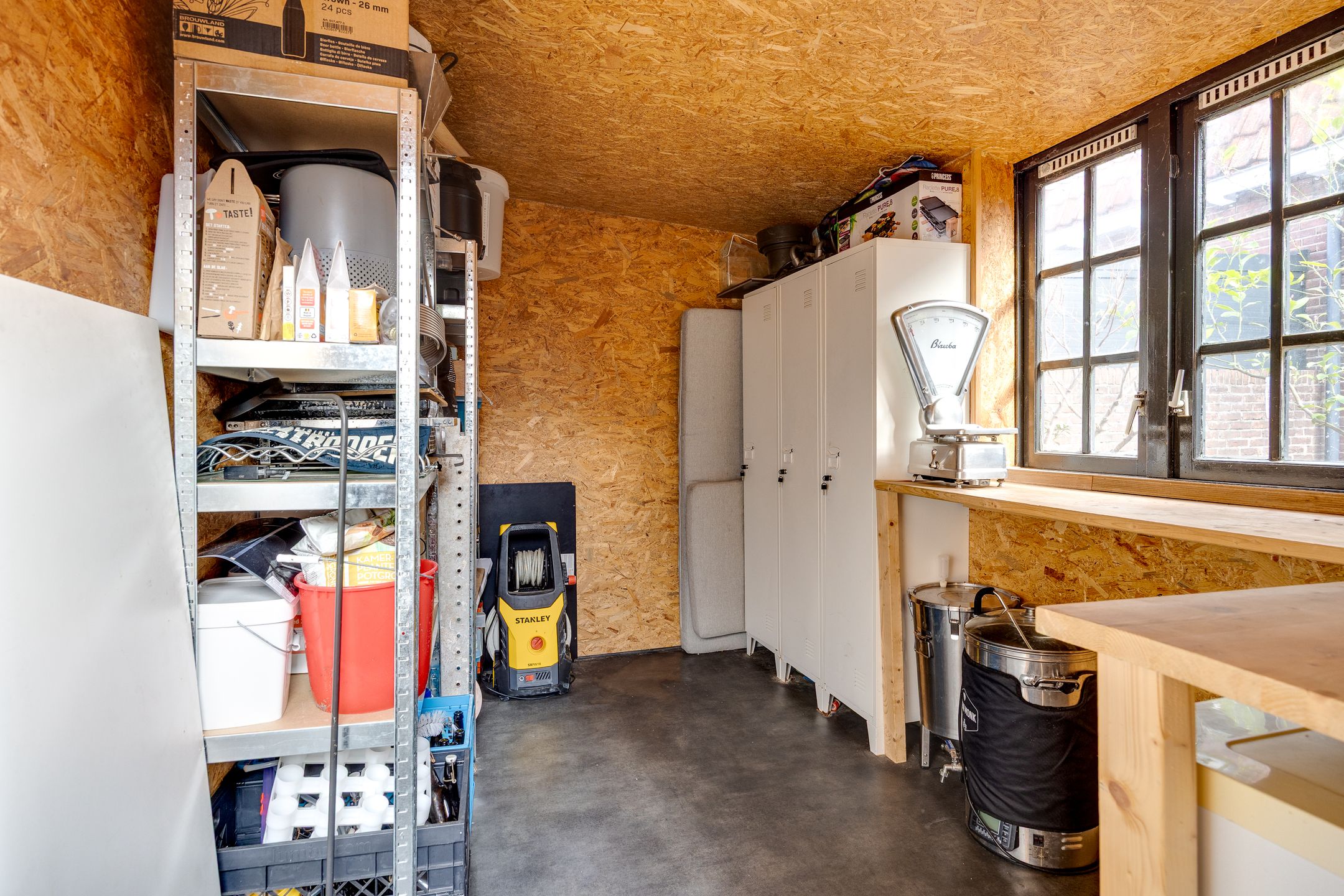 Photo 12 of Leeghwaterstraat 97